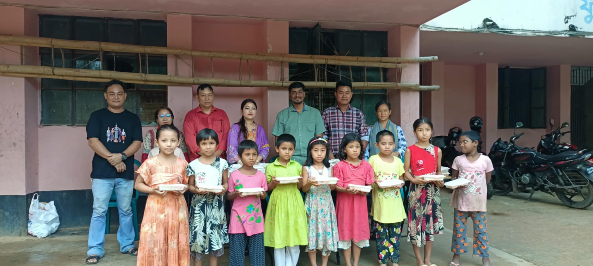 রাঙামাটিতে দুই দম্পতির উদ্যোগে মৌসুমি ফল বিতরণ